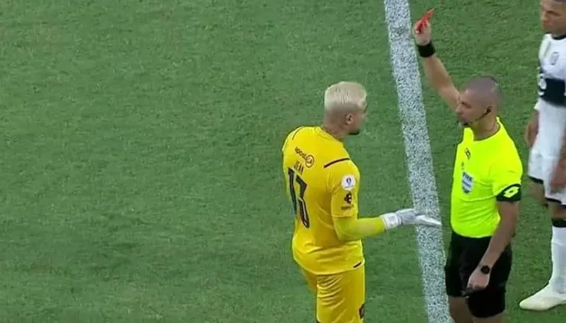 Những tình huống dẫn đến thủ môn bị thẻ đỏ